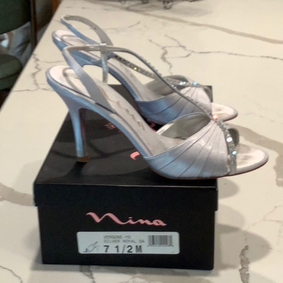 NINA SILVER FABRIC HEELS SIZE 7.5 - Picture 4 of 8